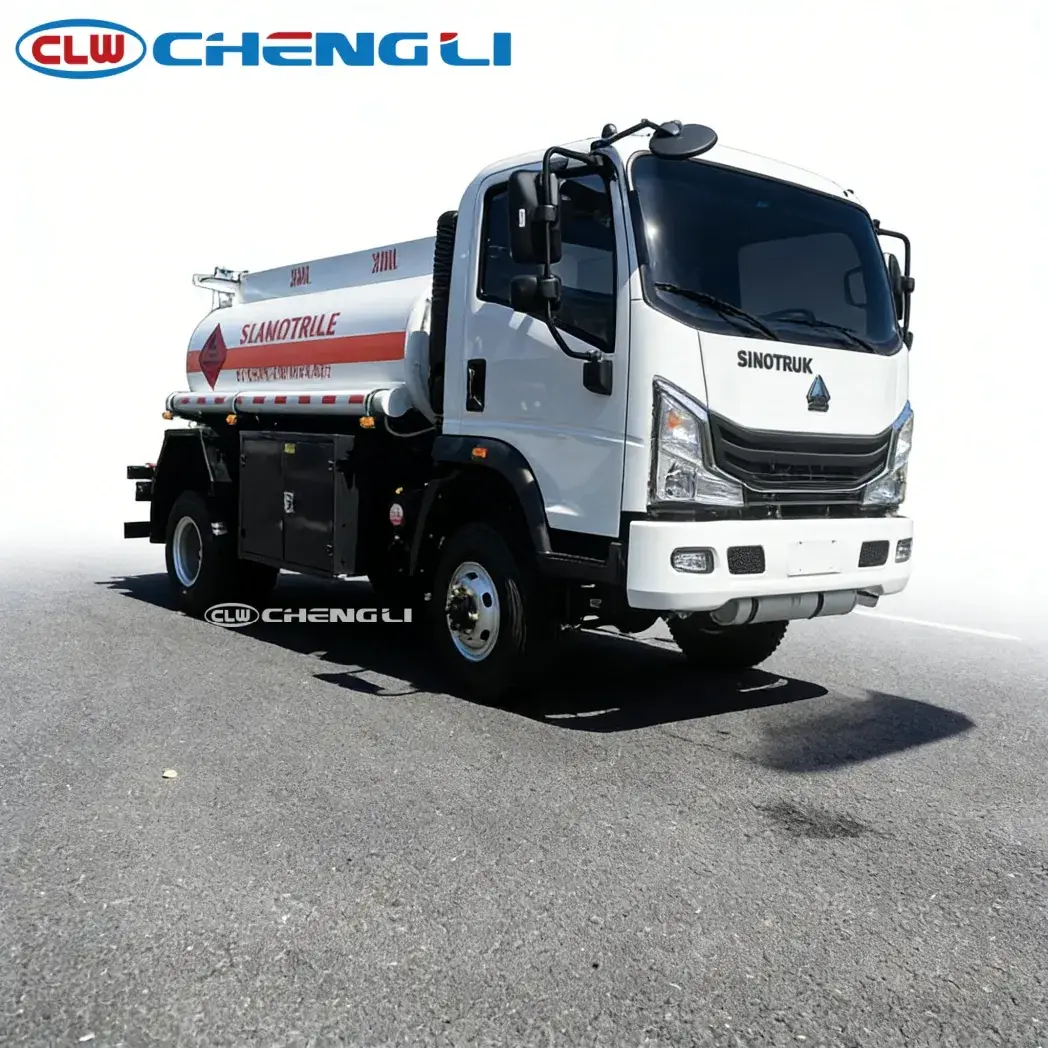 Camión cisterna de combustible HOWO 2000L+2000L de 4 m³, vista 3