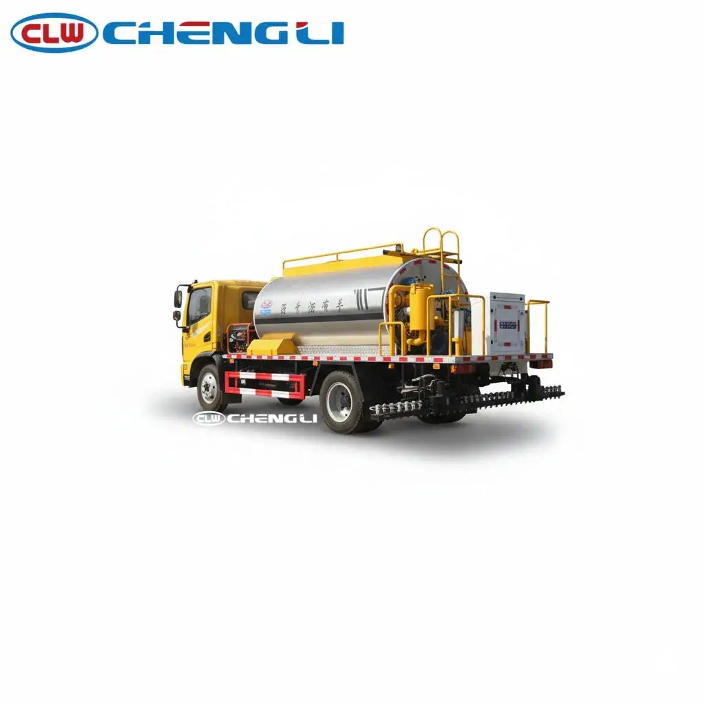 Imprimador de asfalto Dongfeng T3 CL5121GLQ6LS, vista trasera izquierda con barra de riego