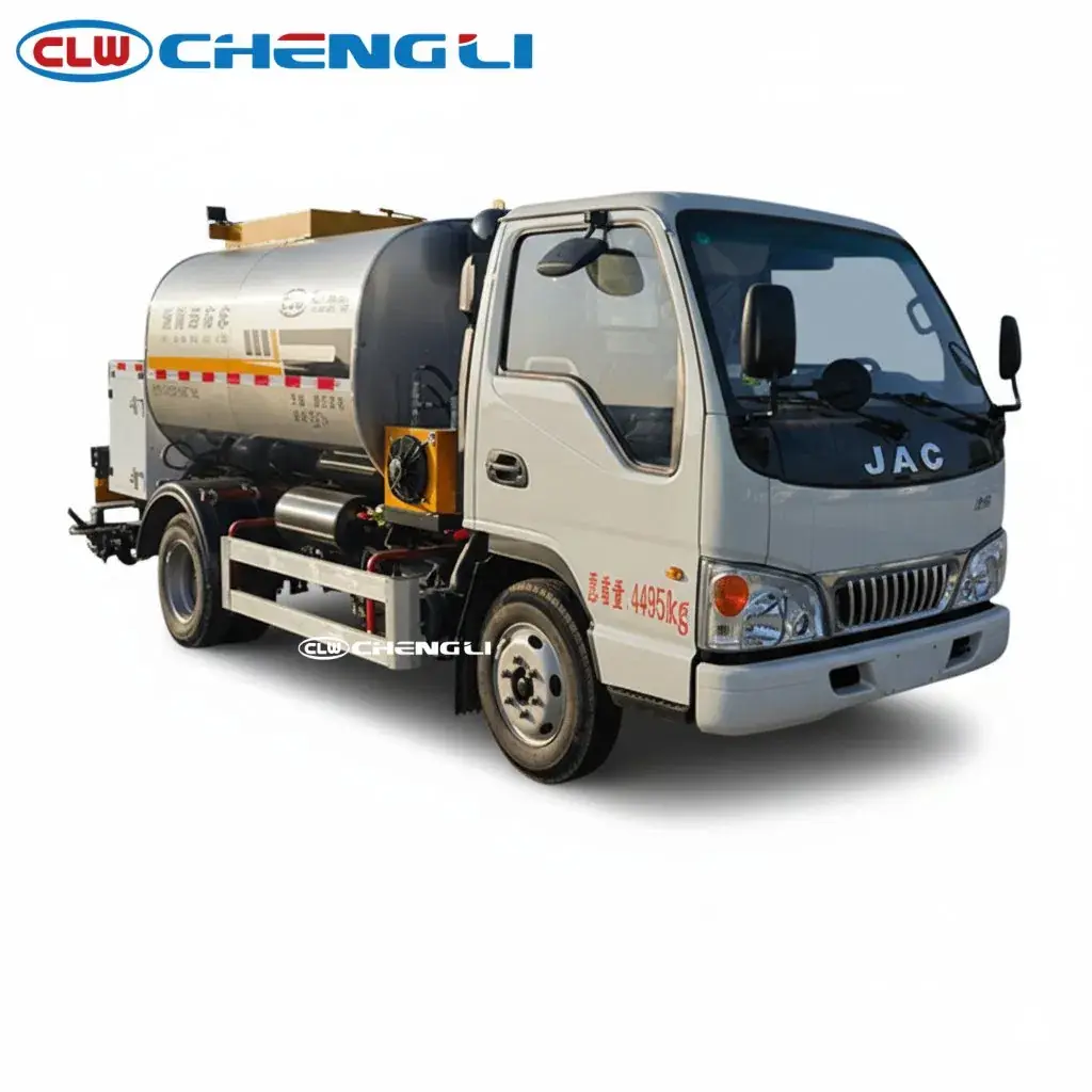 Imprimador de asfalto JAC 4×2 de 4.500 L, vista delantera derecha