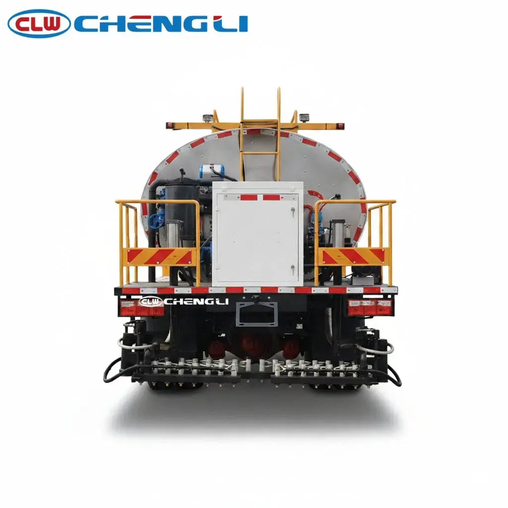 Imprimador de asfalto Dongfeng Vasol 4×2 de 6.300 L, vista trasera de la barra de riego