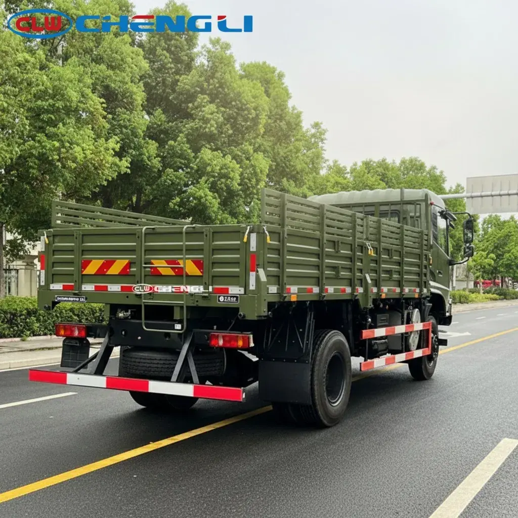 Camión de carga Dongfeng 4×4 con estacas, vista 5