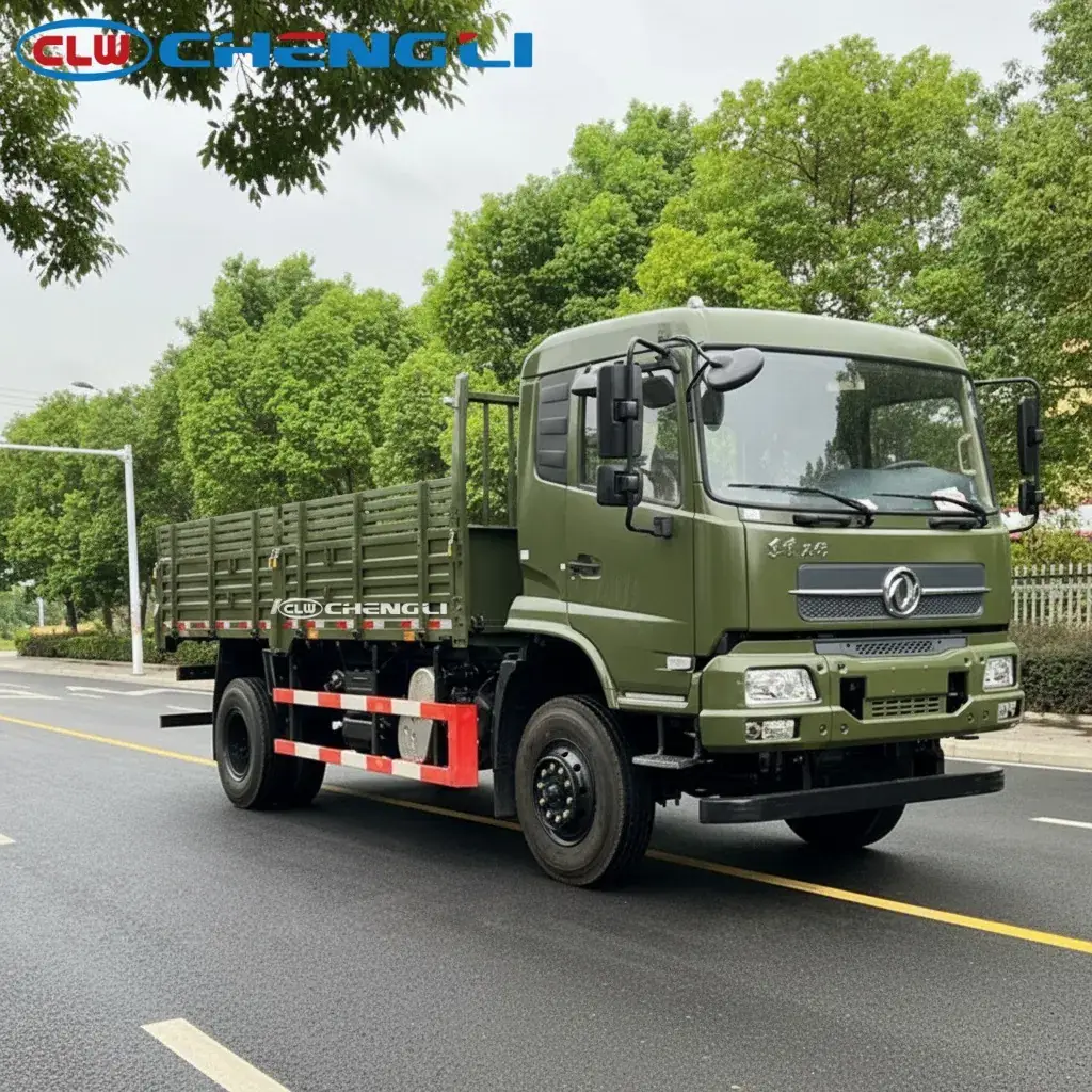 Camión de carga Dongfeng 4×4 con estacas, vista 2